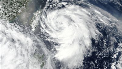 عاصفة قوية تضرب ساحل الدنمارك الغربي والسلطات تحذر المواطنين