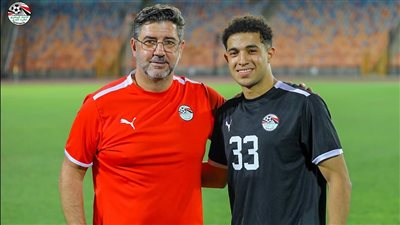 فيتوريا يشكر سداسي شباب منتخب كرة القدم في جلسة خاصة.. والاحتفال بعيد ميلاد هشام صلاح