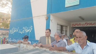 وكيل تعليم السويس يتابع مركز توزيع أسئلة الثانوية العامة في اليوم الأول