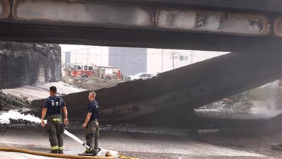 انهيار جسر في شارع رئيسي بسبب حريق هائل بأمريكا