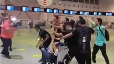 وصلة رقص من لاعبي الأهلي أمام مشجع الزمالك في مطار المغرب | صور