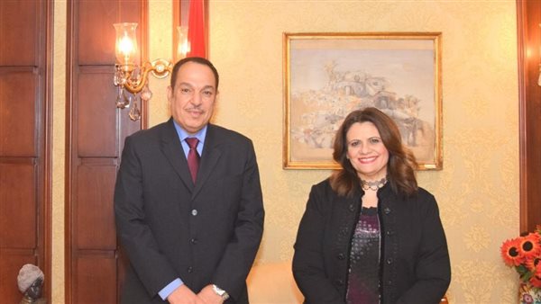 وزيرة الهجرة والسفير