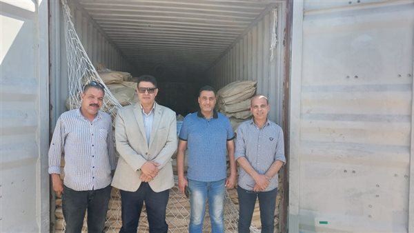 رجال الجمارك أثناء