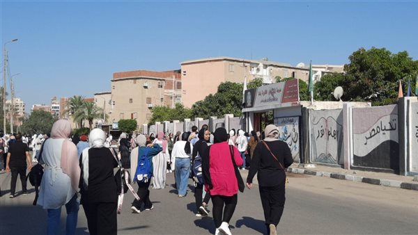 جانب من توافد الطلاب