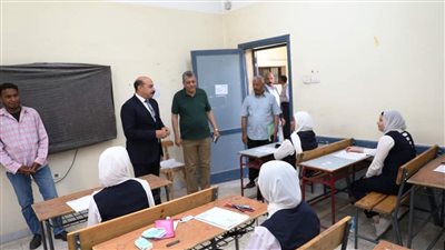 محافظ أسوان يتفقد لجان امتحانات الثانوية العامة.. ويطمئن على توفير كافة الإمكانيات