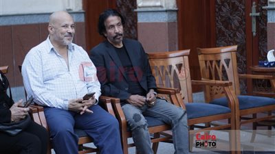 بدء عزاء والدة منال عبد اللطيف في مسجد الرحمن الرحيم ومجدي فكري أول الحاضرين | صور