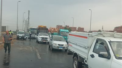 إعادة الحركة المرورية أعلى كوبري قها بالقليوبية عقب حادث تصادم سيارتين 