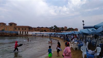 طقس متقلب.. توافد محدود ورفع الرايات الحمراء على شواطئ الإسكندرية 