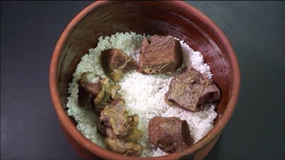 طريقة عمل الرز المعمر باللحمة.. تكية تضمن لك نضج اللحم جيدا