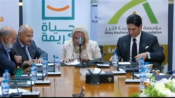 جانب من التوقيع