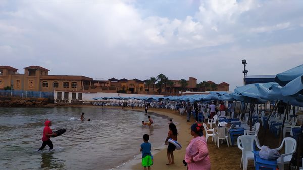 توافد محدود على شواطئ