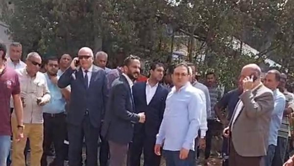 محافظ قنا يصل موقع