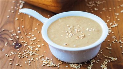 طريقة عمل الطحينة بالدقيق.. زي الجاهزة بأقل مقادير من مطبخك