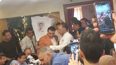 بعد فوزه في انتخابات الموسيقيين.. نجل مصطفى كامل يرفع تيشيرت عليه صورة والده دعمًا له