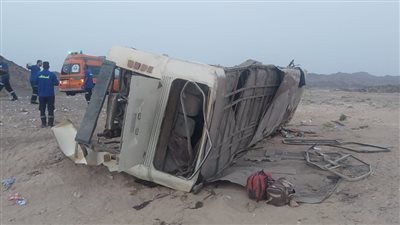 مصرع شخص وطفلته وإصابة 23 آخرين إثر انقلاب أتوبيس بطريق إدفو مرسى علم