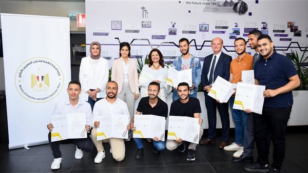 وزيرة الهجرة مع الشباب