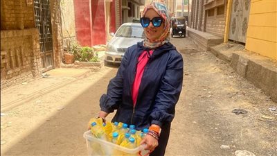 جبر خواطر.. مبادرة لتوزيع المياه على أولياء الأمور أمام لجان الثانوية العامة: تعبوا طول السنة مع ولادهم