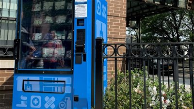 أدوية ومستلزمات للفقراء.. نيويورك تطلق آلة بيع للصحة العامة على طريقة ATM