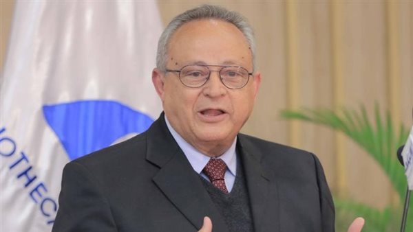 الدكتور أحمد زايد