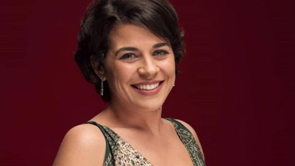 الفنانة منى هلا