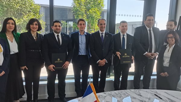 جانب من توقيع الاتفاقية