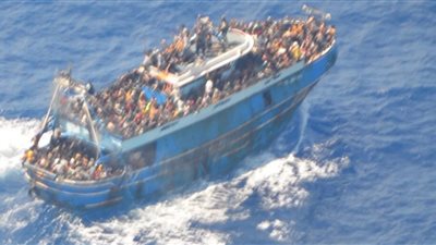 بعد الإمضاء على قرار لجوء.. خروج المصريين الناجين من غرق مركب هجرة غير شرعية من مكان احتجازهم | خاص