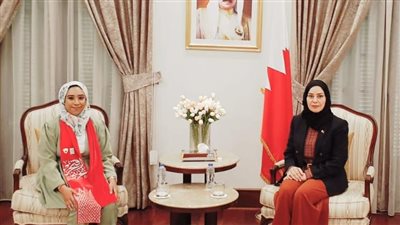 سفيرة البحرين لدى مصر تستقبل أول بحرينية تحصل على منحة ناصر للقيادة الدولية