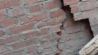 قاعدين في الشارع.. استغاثة 5 أسر بالمنوفية: المنزل اتهد بسبب أعمال الصرف الصحي والجيران لحقونا قبل ما يقع