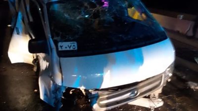 إصابة 12 شخصا في حادث انقلاب ميكروباص بالطريق الصحراوي الشرقي