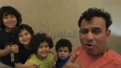 محمود الليثي يحتفل بفوز الأهلي بدوري أبطال إفريقيا عبر القاهرة 24 بـ سطلانة مع أبنائه| فيديو 