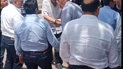 الأهالي يؤدون صلاة الجنازة على الراحل مصطفى الطويل