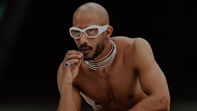 بـ طوق وتاتو على البطن.. إطلالة غريبة لـ محمد رمضان في إعلان جديد