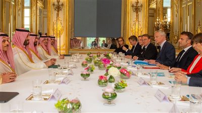  ولي العهد السعودي والرئيس الفرنسي يعقدان اجتماعا ثنائيا موسعا في قصر الإليزيه