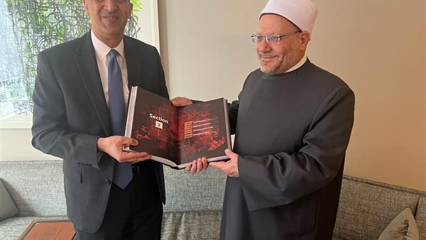 مفتي الجمهورية يهدي