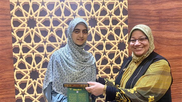 تكرم طالبة بالأزهر