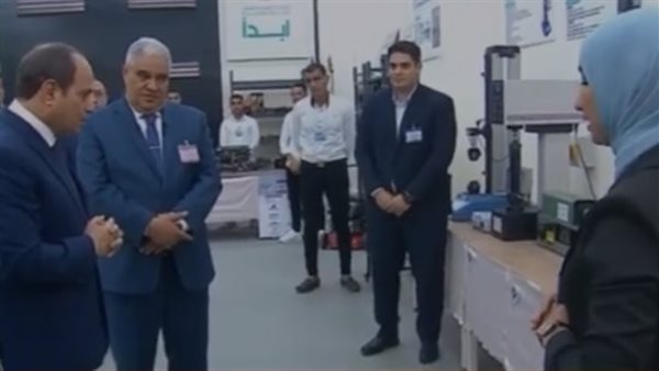  الرئيس السيسي وطالبة