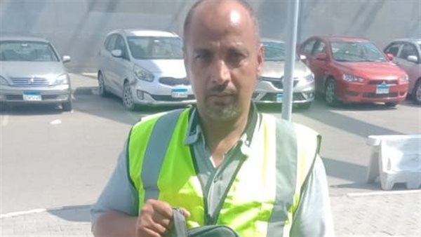 تكريم عاملين بمطار