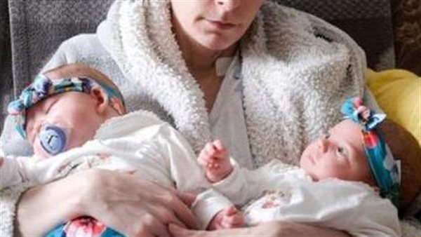 أم تنجب طفلتين -