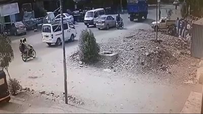 بين الحياة والموت.. دهس شخص أسفل عجلات ميكروباص بشبين القناطر | صور