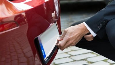 القبض على سائق أخفى لوحة سيارته خلال سيره بالشيخ زايد 