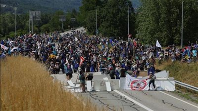 إصابة 12 شرطيا فرنسيا في اشتباكات مع محتجين يعارضون خط السكك الحديدية في جبال الألب