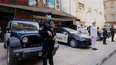 القبض على شخصين رشا سبراي على سيارة الشرطة