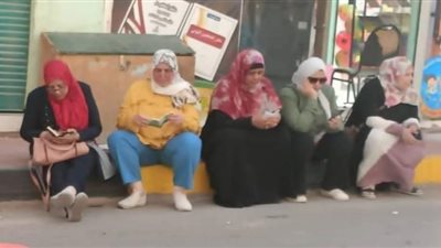 بطلة الحكاية.. الأمهات يؤازرن أبناءهن خلال امتحان اللغة العربية أمام لجان الثانوية العامة