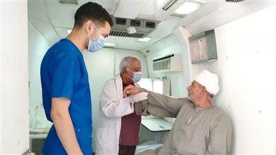 الكشف على 1574 حالة خلال قافلة علاجية في ملوي بالمنيا