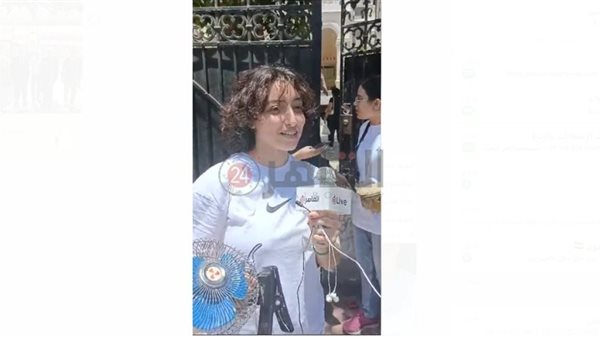 طالبة تصطحب مروحة