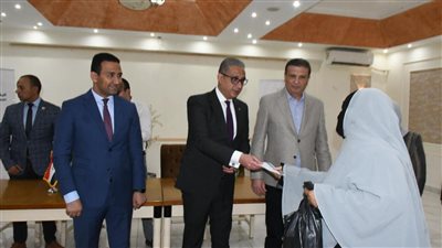 محافظ الفيوم ورئيس البنك الزراعي يسلمان مساعدات مالية لعدد من الأسر الأولى بالرعاية