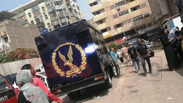 سيارة الترحيلات أمام