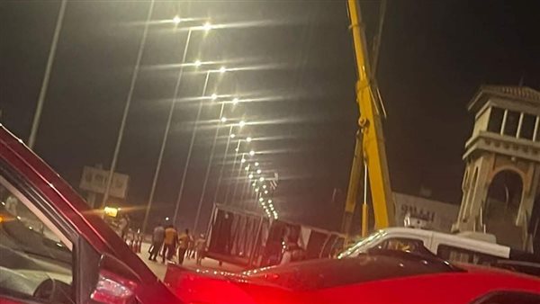 سقوط كوبري مشاة أمام