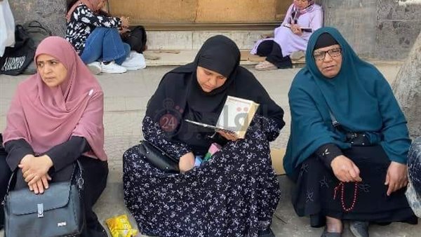 أمهات ينتظرن أبناءهن