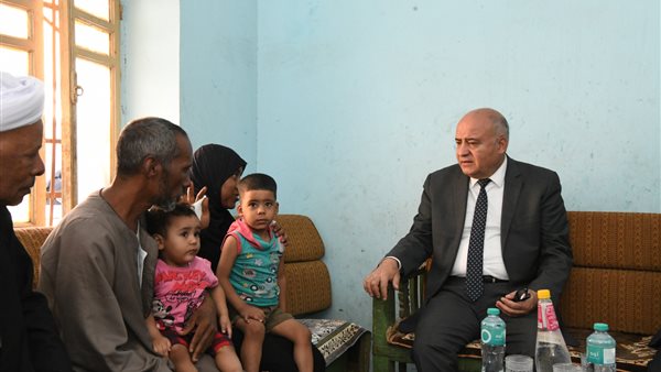 محافظ قنا يقدم واجب